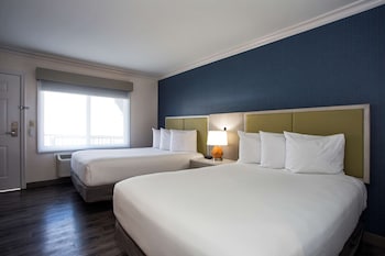 Standard Room, 2 Double Beds, Accessible, Bathtub (Bathtub)