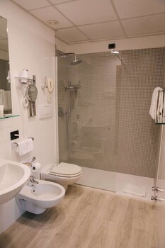 Superior Room, 1 Queen Bed, Non Smoking, Partial Sea View (Converts to 2 Twin Beds)