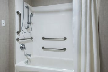 Suite, 2 Bedrooms (Mobility/Hearing Accessible, Tub)