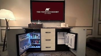 Newly Remodeled Grand One Bedroom King Suite City View