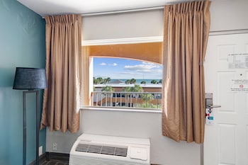 Room, 1 King Bed, Accessible (Partial Ocean View)