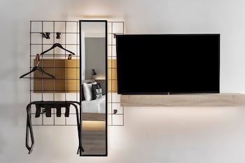 Room, 2 Twin Beds, City View