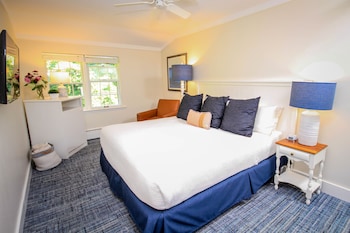 Suite, Multiple Beds (Straits, 1 King 2 Twins, Dog Friendly)