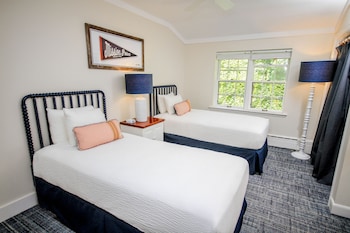 Suite, Multiple Beds (Straits, 1 King 2 Twins, Dog Friendly)