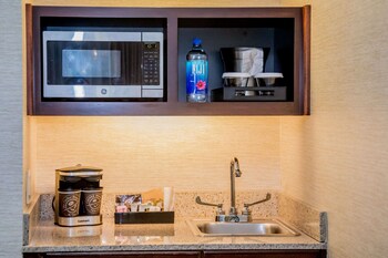 Suite, 1 King Bed, Accessible
