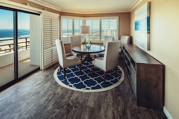 Deluxe Suite, 1 King Bed, Accessible (Roll-in Shower, Huntington Tower)