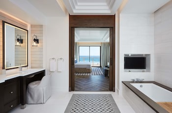 Suite, 1 King Bed, Accessible, Balcony (Mobility/Hearing, Roll In Shower)