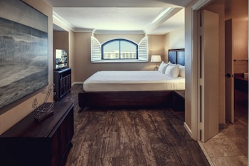 Deluxe Suite, 1 King Bed, Oceanfront (Huntington Tower)