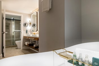 Deluxe Suite, 1 King Bed, Accessible (Roll-in Shower, Huntington Tower)