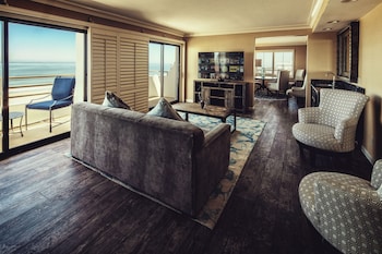 Deluxe Suite, 1 King Bed, Accessible (Roll-in Shower, Huntington Tower)