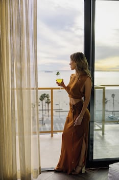 Suite, 1 King Bed, Oceanfront, Twin Dolphin Tower