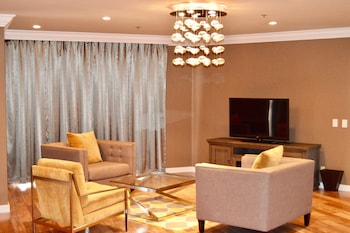 Suite, 1 King Bed, Ocean View (Driftwood, Huntington Tower)
