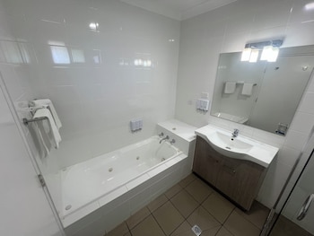 Deluxe Suite, Multiple Beds, Kitchenette
