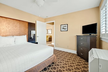 Suite, 2 Bedrooms (Garden Side, 1 King + 2 Queens)