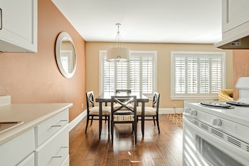 Suite, 1 Bedroom, Poolside (2 Queens)