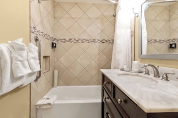 Suite, 1 Bedroom (Garden Side, 2 Queens)