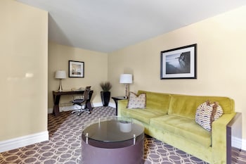 Suite, 2 Bedrooms, Poolside (1 King + 2 Queens)