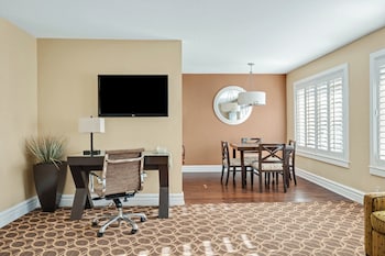 Suite, 1 Bedroom, Poolside (2 Queens)