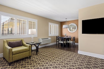 Suite, 1 Bedroom (Garden Side, 2 Queens)