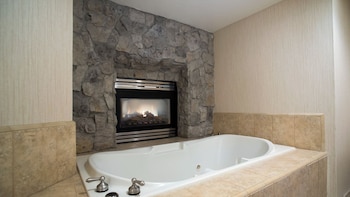 Signature Room, 1 King Bed, Jetted Tub