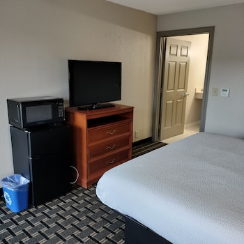 Standard Room, 1 King Bed, Non Smoking (Handicap Accessible)