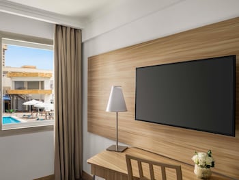 Superior Room with 1 double bed, Pool side