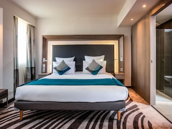 Suite, 1 King Bed with Sofa bed