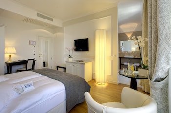 Superior Room, 1 Queen Bed, Lake View