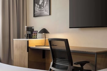 Executive Room, 1 King Bed, Non Smoking (Shower Only;Larger Room)