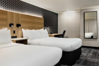 Business Room, 2 Queen Beds, Non Smoking (Larger Room;with Sofabed)