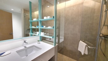 Premier Room, 1 King Bed, Pool View
