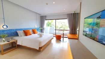 Premier Room, 1 King Bed, Pool View
