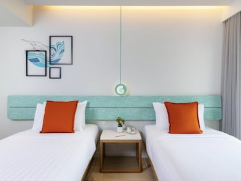 Premier Room, 2 Twin Beds, Pool View