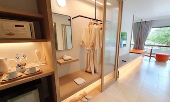Premier Room, 1 King Bed, Garden View