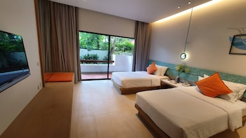 Premier Room, 2 Twin Beds, Pool View