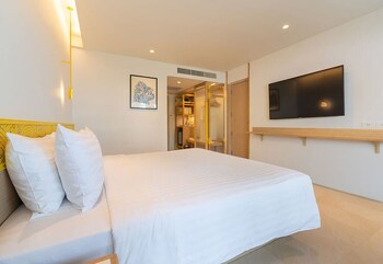Deluxe Room, 1 King Bed, Garden View