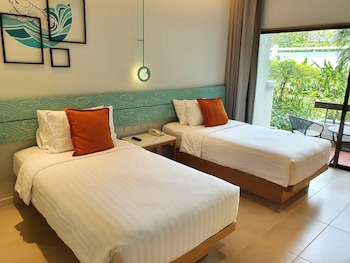 Premier Room, 2 Twin Beds, Pool View