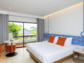 Premier Room, 1 King Bed, Pool View