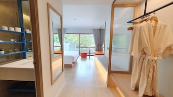 Superior Room, 1 King Bed, Garden View