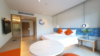 Premier Room, 1 King Bed, Pool View
