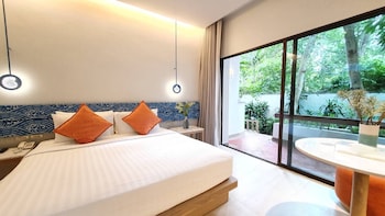 Premier Room, 1 King Bed, Pool View