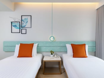 Premier Room, 2 Twin Beds, Pool View
