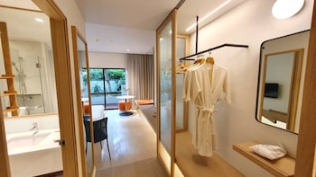 Superior Room, 1 King Bed, Garden View