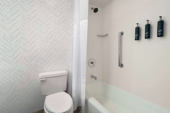 Suite (Parlor)