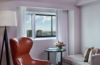 Deluxe Room, 1 King Bed, City View (King)