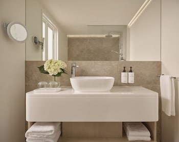 Junior Suite, 1 King Bed, Oceanfront