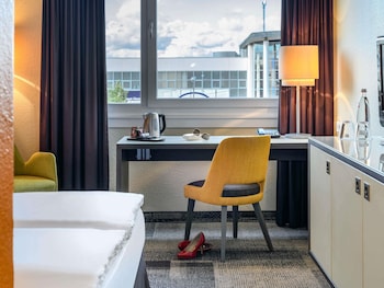 Privilege, Room, 1 Queen Bed