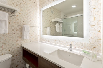 Standard Room, 1 King Bed, Accessible (Communications)