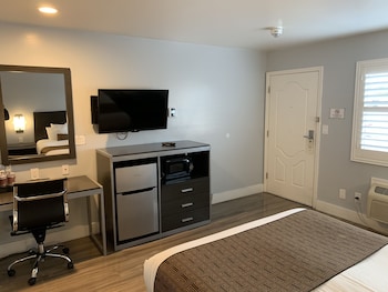 Room, 1 Queen Bed, Roll-in Shower