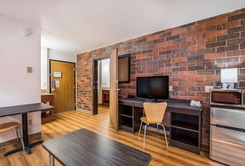 Deluxe Room, 1 Queen Bed, Non Smoking, Refrigerator & Microwave